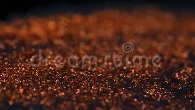 抽象的五颜六色的红金沙有机地流动在五颜六色的液体在宏观，黑色的背景